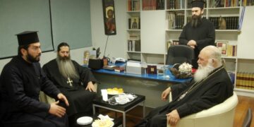 Στιγμιότυπο από παλιότερη συνάντηση του αρχιεπίσκοπου Ιερώνυμου (πρώτος από δεξιά) με τον πατέρα Αντώνιο (πρώτος από αριστερά) στην «Κιβωτό του Κόσμου» (φωτ.: EUROKINISSI/Χρήστος Μπόνης)