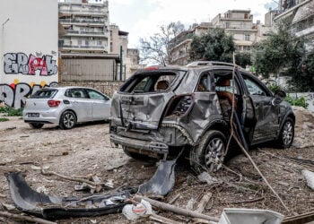 Από την ισχυρή έκρηξη σε υπαίθριο χώρο στάθμευσης, δίπλα από πρατήριο υγρών καυσίμων επί της οδού Ομηρίδη Σκυλίτση και Πυθαγόρα, στον Πειραιά, 8/3/24 (φωτ. αρχείου: EUROKINISSI / Τάκης Σαγιάς)