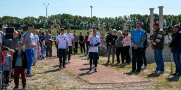 Η Πολυνίκη Εμμανουηλίδου στην εκκίνηση της Αλεξάνδρειας Ειρηνοδρομίας (φωτ.: facebook/Δήμος Πέλλας)