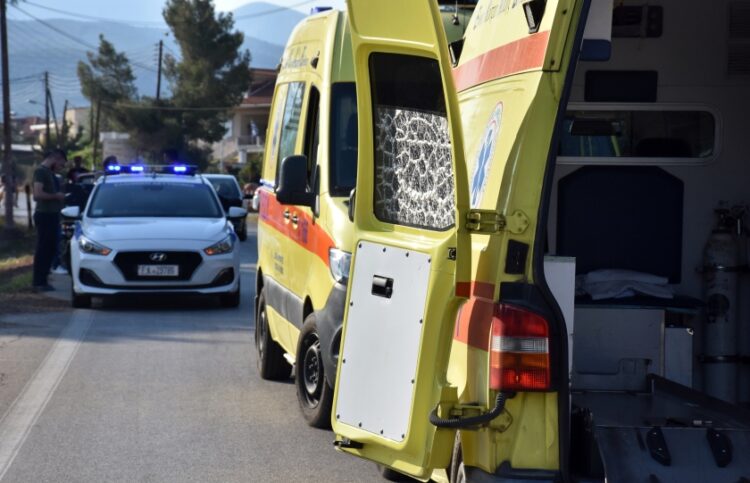 Περιπολικό και ασθενοφόρο του ΕΚΑΒ (φωτ. αρχείου: EUROKINISSI/Βασίλης Παπαδόπουλος)