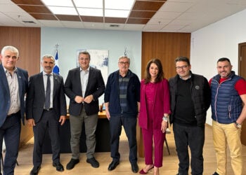 Η αντιπροσωπεία της ΠΟΕ με τον Απ. Τζιτζικώστα και τη Β. Πατουλίδου (φωτ.: poe.org.gr)