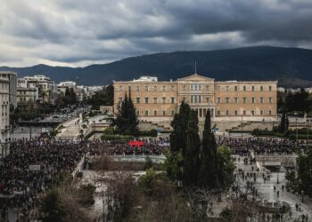 Στιγμιότυπο από παλιότερη απεργιακή κινητοποίηση στο κέντρο της Αθήνας (φωτ.: EUROKINISSI/Γιάννης Παναγόπουλος)