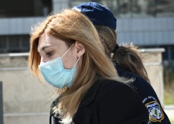 Η Ρούλα Πισπιρίγκου ενώ προσέρχεται στο δικαστήριο (φωτ.: EUROKINISSI/Κώστας Τζούμας)