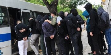 Οι 67 συλληφθέντες οδηγήθηκαν στον ανακριτή για την απολογία τους (φωτ.: EUROKINISSI/Γιάννης Παναγόπουλος)