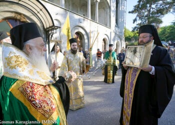 Στιγμιότυπο από την υποδοχή του Τιμίου Σταυρού (φωτ.: Μητρόπολη Βεροίας / Κοσμάς Καραγιάννης)