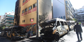 Κατεστραμμένα σχολικά έξω από το εκπαιδευτήριο στου Ζωγράφου (φωτ.: EUROKINISSI / Γιάννης Παναγόπουλος)