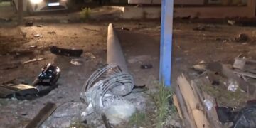 Την τρελή πορεία του αυτοκινήτου ανέκοψε η τσιμεντένια κολόνα ηλεκτροφωτισμού (φωτ.: glomex)