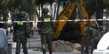 Άνδρες της ΤΕΝΞ ερευνούν περιοχή όπου είχε εντοπιστεί οβίδα στο Σύνταγμα (φωτ. αρχείου: ΑΠΕ-ΜΠΕ/Αλέξανδρος Βλάχος)