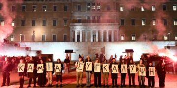 Στιγμιότυπο από διαμαρτυρία μπροστά τη Βουλή για την τραγωδία των Τεμπών (φωτ.: EUROKINISSI/Κώστας Τζούμας)