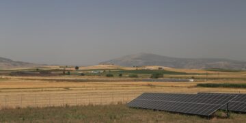 Φωτοβολταϊκή εγκατάσταση στο θεσσαλικό κάμπο (φωτ.: EUROKINISSI/Λεωνίδας Τζέκας)