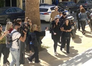 Στιγμιότυπο από την προσαγωγή της μητέρας στα Δικαστήρια της Ζακύνθου (φωτ.: ermisnews.gr)