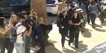 Στιγμιότυπο από την προσαγωγή της μητέρας στα Δικαστήρια της Ζακύνθου (φωτ.: ermisnews.gr)