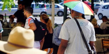 Ομπρελίτσα... παντός καιρού (φωτ. αρχείου: EUROKINISSI / Γιώργος Κονταρίνης)