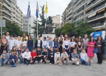 Οι μαθητές του «Ιωαννίδειου» μπροστά στο άγαλμα της Πόντιας μάνας (φωτ.: Σύλλογος Γονέων και Κηδεμόνων 40ου Δημοτικού Σχολείου)
