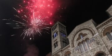 Ανάσταση στο ναό Αγίας Τριάδας στον Πειραιά (φωτ.: EUROKINISSI / Γιάννης Παναγόπουλος)