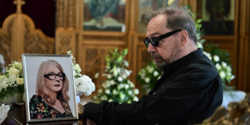 Στο πλάι της Άννας Παναγιωτοπούλου, όπως πάντα, ο Σταμάτης Φασουλής (φωτ.: EUROKINISSI / Τατιάνα Μπόλαρη)