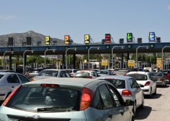 Στιγμιότυπο από οχήματα στα διόδια των Αφιδνών το μεσημέρι της Μεγάλης Πέμπτης 2 Μαΐου 2024. (Φωτ.: Eurokinissi/Μιχάλης Καραγιάννης)