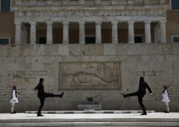 Εύζωνες της Προεδρικής Φρουράς, με τη στολή του Πόντιου αντάρτη, στην αλλαγή φρουράς στο Μνημείο του Άγνωστου Στρατιώτη κατά τη διάρκεια του εορτασμού της σημερινής Ημέρας Μνήμης της Γενοκτονίας των Ποντίων, στην Αθήνα (φωτ.: ΑΠΕ-ΜΠΕ/Γιάννης Κολεσίδης)