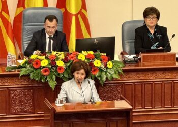 Η Γκορντάνα Σιλιάνοφσκα κατά τη διάρκεια της ορκωμοσίας της στη Βουλή των Σκοπίων (φωτ.: X / Armen Grigoryan)