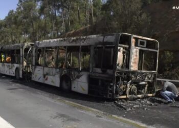 Κατεστραμμένο από τη φωτιά το λεωφορείο που κινούνταν στην περιφερειακή οδό της Θεσσαλονίκης (Πηγή φωτ.: Glomex)