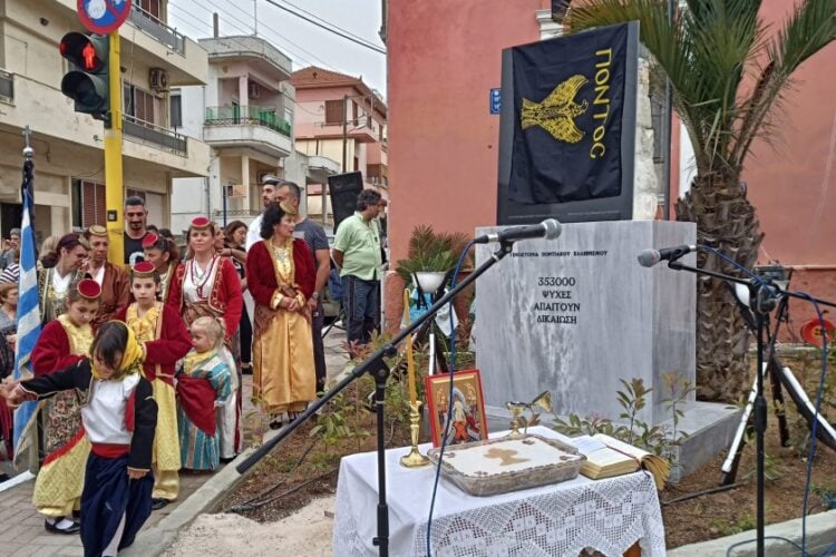 Στιγμιότυπο από τα αποκαλυπτήρια του μνημείου για τη Γενοκτονία των Ποντίων στα Χανιά, το 2024 (φωτ.: Facebook / Σύλλογος Ποντίων Χανίων Παναγία Σουμελά)