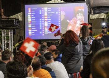 Ελβετοί πανηγυρίζουν για τη νίκη του Nemo στο διαγωνισμό της Eurovision (φωτ.: EPA/Adrian Reusser)