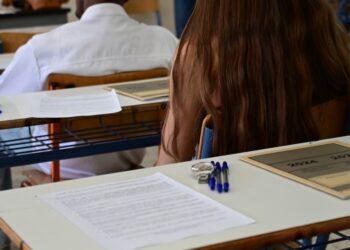 Εικόνα από την έναρξη των Πανελλαδικών εξετάσεων σε ΕΠΑΛ της Αθήνας, το 2024 (φωτ. αρχείου: Eurokinissi/Κώστας Τζούμας)