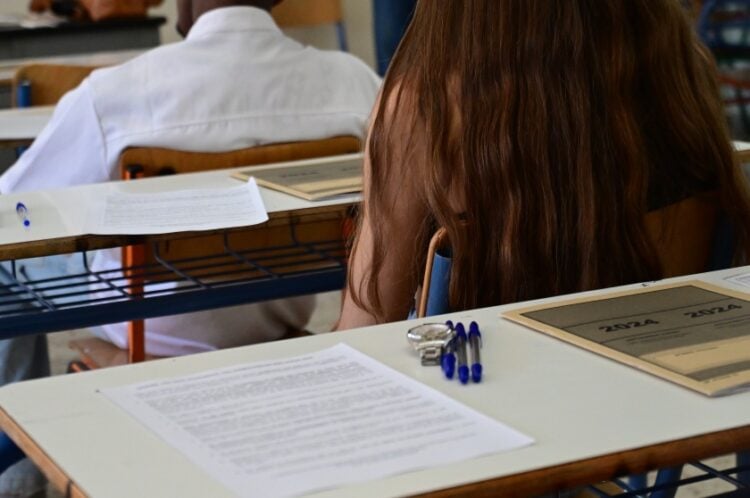 Εικόνα από την έναρξη των Πανελλαδικών εξετάσεων σε ΕΠΑΛ της Αθήνας, το 2024 (φωτ. αρχείου: Eurokinissi/Κώστας Τζούμας)