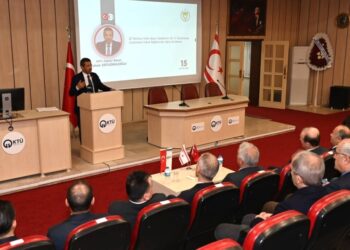 Ο Ταχσίν Ερτουγρούλογλου στο βήμα των ομιλητών (φωτ.: ktu.edu.tr)