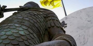 Λεπτομέρεια από το άγαλμα του Κωνσταντίνου Παλαιολόγου στον Μυστρά (φωτ.: EUROKINISSI / Γρηγόρης Βακιρλής)