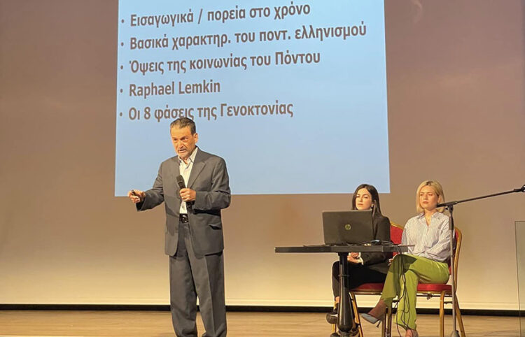 Ο Αντώνης Παυλίδης μιλάει στο κοινό, στο Δημοτικό Θέατρο Ζακύνθου (φωτ.: Facebook / Sofia Eleftheriadou)