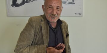 Ο Αποστόλης Ζόλκου με το ριζάρι στα χέρια του (φωτ.: ΑΠΕ-ΜΠΕ)