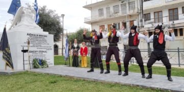 Πυρριχιστές αποδίδουν το χορό σέρρα δίπλα στο μνημείο που βρίσκεται στο Άργος, στην Πλατεία Δημοκρατίας (φωτ.: ΑΠΕ-ΜΠΕ / Ευάγγελος Μπουγιώτης)