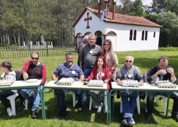 Στιγμιότυπο από τις περιφερειακές αυγομαχίες στα Λευκόγεια Δράμας (φωτ.: Facebook / Dimitris Apostolidis)