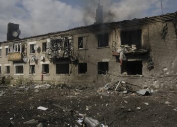 Κατεστραμμένη πολυκατοικία στα περίχωρα της μεθοριακής πόλης Βόβτσανκ, η οποία βρίσκεται στην περιφέρεια του Χαρκόβου (φωτ.: EPA / George Ivanchenko)