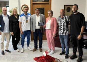 Ο αθλητής Γιάννης Ιωαννίδης (τρίτος από αριστερά) με τον δήμαρχο Στ. Φουντουκίδη (κέντρο) και στελέχη του δήμου Πέλλας (φωτ.: Δήμος Πέλλας)