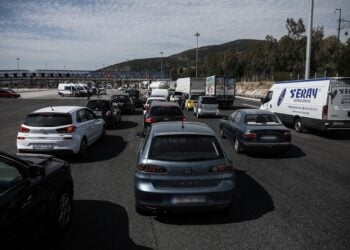 Αυξημένη κίνηση στα διόδια της Ελευσίνας (φωτ.: EUROKINISSI / Σωτήρης Δημητρόπουλος)