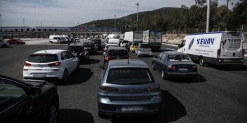 Αυξημένη κίνηση στα διόδια της Ελευσίνας (φωτ.: EUROKINISSI / Σωτήρης Δημητρόπουλος)