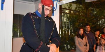 Ο σκοπός της πύλης της Προεδρικής Φρουράς επί των όπλων κατά την περιφορά του επιταφίου της Προεδρικής Φρουράς (φωτ.: facebook/Παντελης Ξυστρος)