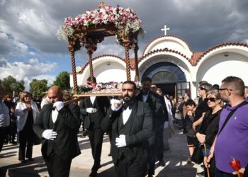 Ο επιτάφιος μόλις έχει βγει από τον ιερό ναό Αναστάσεως του Κυρίου (φωτ.: EUROKINISSI/Ραφαήλ Γεωργιάδης)