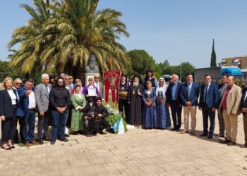 Μέλη του «Φάρου» Ποντίων Πατρών και εκπρόσωποι των αρχών της Πάτρας φωτογραφήθηκαν μετά την εκδήλωση (φωτ.: «Φάρος» Ποντίων Πατρών)