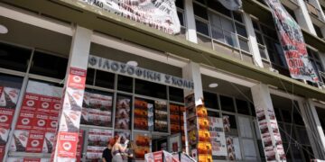 Η πρόσοψη της Φιλοσοφικής Σχολής του ΑΠΘ γεμάτη αφίσες από τις φοιτητικές παρατάξεις (φωτ.: ΑΠΕ-ΜΠΕ/Αχιλλέας Χήρας)