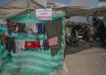 «Ευχαριστούμε για τη συμπαράστασή σας Πανεπιστήμιο Έμορι» αναγράφεται σε πρόχειρη σκηνή σε καταυλισμό στη νότια Γάζα, αναφερόμενη στις κινητοποιήσεις των Αμερικανών φοιτητών υπέρ των Παλαιστινίων (φωτ.: EPA/Mohammed Saber)
