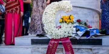 To G, από την αγγλική λέξη για τη γενοκτονία, σε στεφάνι της ΠΟΕ στο μνημείο που βρίσκεται στην Πλατεία Αγίας Σοφίας στη Θεσσαλονίκη (φωτ.: EUROKINISSI / Ραφαήλ Γεωργιάδης)