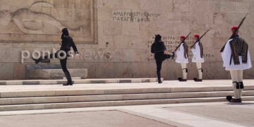Στιγμιότυπο από την αλλαγή φρουράς στις 19 Μαΐου 2024 (φωτ.: Κώστας Κατσίγιαννης)