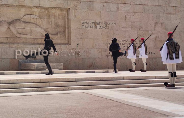 Στιγμιότυπο από την αλλαγή φρουράς στις 19 Μαΐου 2024 (φωτ.: Κώστας Κατσίγιαννης)