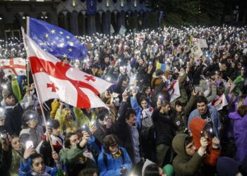 Στιγμιότυπο από τη διαδήλωση στο κέντρο της Τιφλίδας κατά του νομοσχεδίου περί «ξένης επιρροής» (φωτ.: EPA / David Mdzinarishvili)