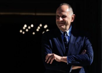 Ο Γιώργος Γεραπετρίτης στην είσοδο του υπουργείου Εξωτερικών (φωτ.: EUROKINISSI / Γιώργος Κονταρίνης)