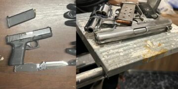 Ορισμένα από τα όπλα που κατάσχεσαν οι αστυνομικοί κατά τη σύλληψη των μελών της εγκληματικής οργάνωσης (φωτ.: Ελληνική Αστυνομία)