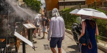 Τουρίστες προσπαθούν να προφυλαχθούν από τη ζέστη στο κέντρο της Αθήνας (φωτ.: EUROKINISSI/Γιάννης Παναγόπουλος)